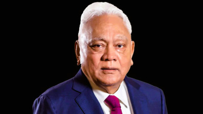 Portrait of Syed Manzur Elahi, chairman of Apex Group and a pioneer in Bangladesh’s footwear industry.